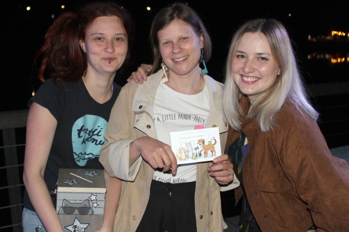 Zadovoljne s koncertom in izkupičkom - organizatorice dobrodelnega koncerta Lina Debeljak, Vesna Plavec in Anja Pavlin. (Foto: I. Vidmar)