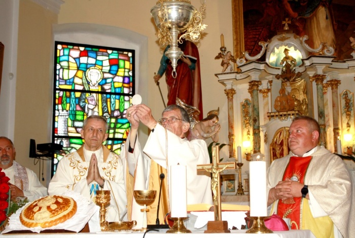 Mašo v cerkvi svetega Lovrenca je v čast Vlada (desno) in Petra (levo) Leskovarja vodil upokojeni celjski škof msgr. dr. Stanislav Lipovšek.