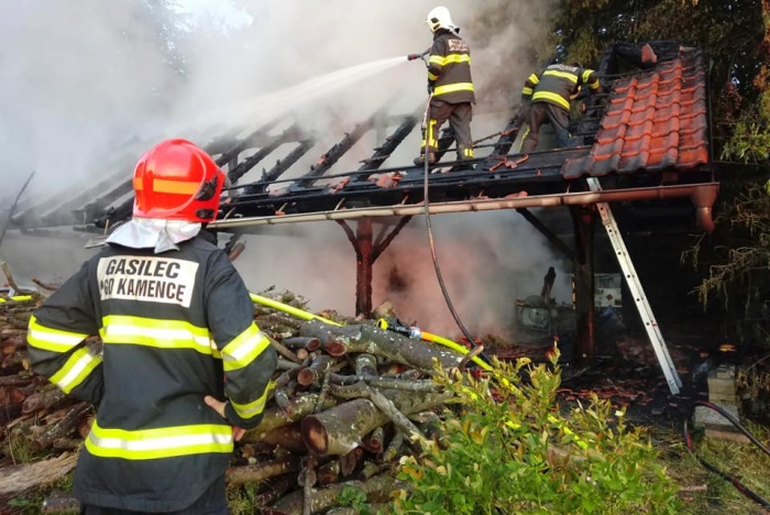 FOTO: V Cegelnici pogorela drvarnica in avto, fasada ožgana; lovca padla s preže