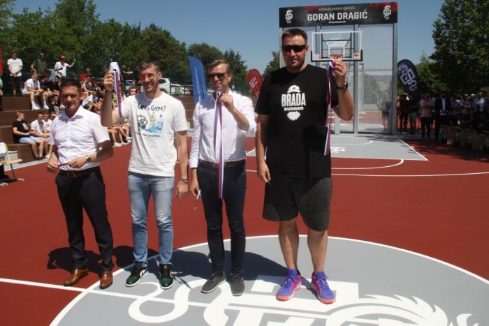Prvo pametno košarkarsko igrišče so odprli: ravnatelj Šolskega centra Novo mesto Matej Forjan, Goran Dragič, župan MO Novo mesto Gregor Macedoni in Matjaž Smodiš.