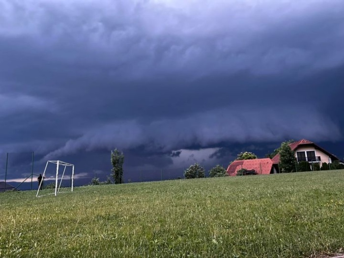 Pogled na "shelf cloud" prihajajočega neurja.  Fotografija je nastala včeraj zvečer v naselju Dolž - slikano proti Novemu mestu. Avtor: Dušan Štih. (neurje.si)