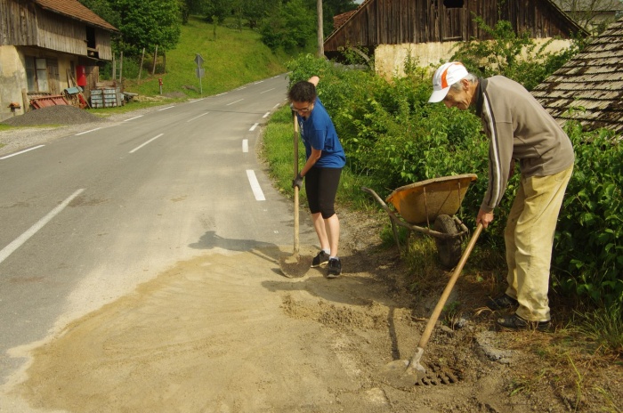 Čiščenje ceste pridnih vaščanov v Hrastju