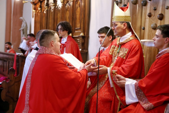 Mašniško posvečenje Janeza Meglena - na desni novomeški škof msgr. dr. Andrej Saje. (Foto: Jože Potrpin, Družina)