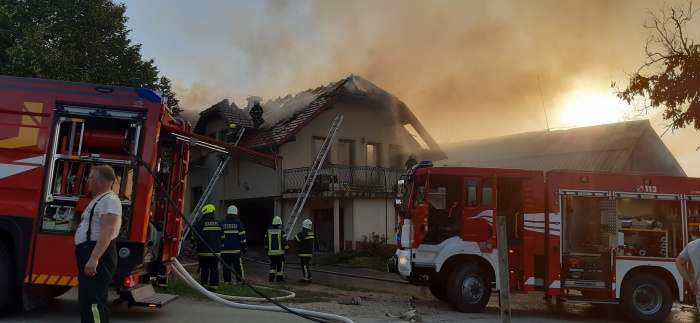 FOTO: Ogenj uničil hišo in hlev