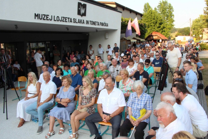 Na ploščadi pred Muzejem Lojzeta Slaka in Toneta Pavčka je bila sinoči spominska slovenost, posvečena 90. obletnici rojstva glasbenika Lojzeta Slaka.