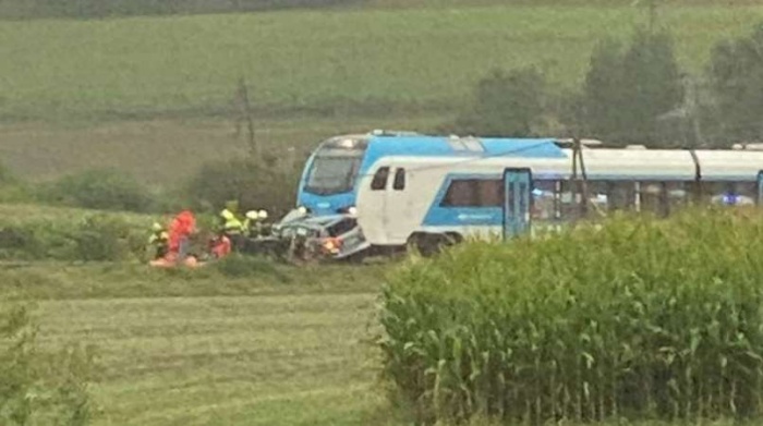  FOTO: V nesreči na železniškem prehodu umrl voznik osebnega vozila