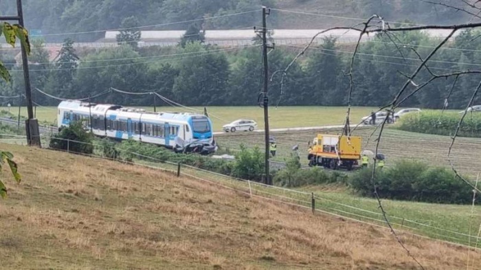  FOTO: V nesreči na železniškem prehodu umrl voznik osebnega vozila
