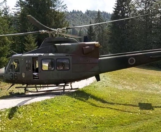 Nesrečno voznico so v UKC Ljubljana prepeljali z vojaškim helikopterjem. (Foto: PGD Hrib - Loški Potok)