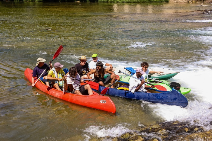 Organizatorji iz Ambasade Rog so v Sloveniji živeče begunce popeljali s kanuji od Krasinca do Križevske vasi. (Foto: Črt Piksi)