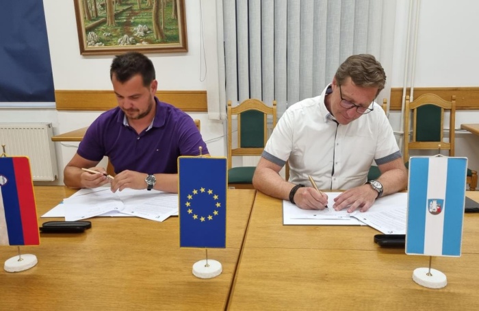 Podpis pogodbe: Gašper Ploj in dr. Vladimir Prebilič (Foto: Občina Kočevje)