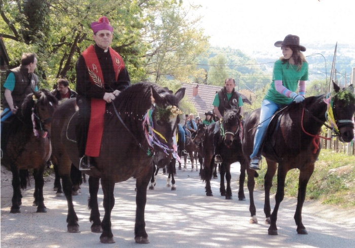 Upokojeni duhovnik Franc Dular se je pred leti takole na konju udeležil  povorke ob tradicionalnem blagoslovu konj, ki je potekalo v Srednjem  Grčevju. (Foto: arhiv Konjeniškega društva Sveti Jurij - Grčevje)