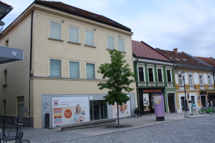 Glavni trg v Novem mestu za nekatere trgovce postaja nezanimiv z  odpiranjem nakupovalnih središč na mestnem obrobju. Tako ostaja prazna  tudi Müllerjeva trgovina (levo). (Foto: M. L.)