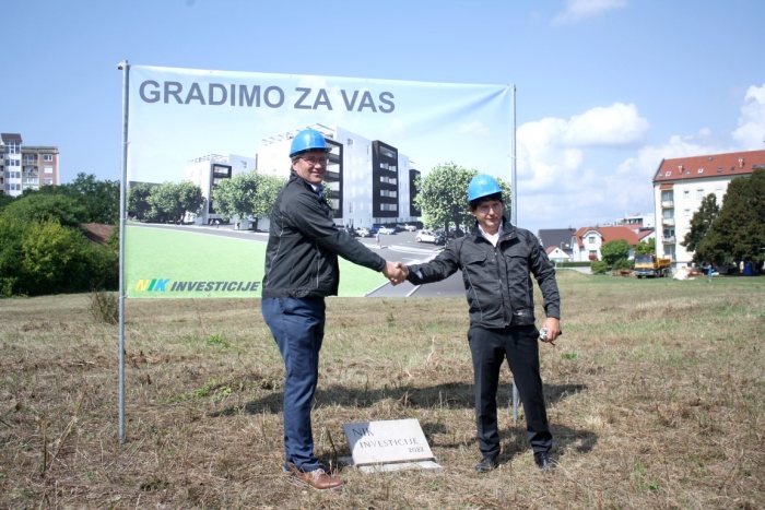 Brežiški župan Ivan Molan (levo) in direktor podjetja NIK Investicije Dušan Simonič sta položila temeljni kamen za večstanovanjsko stavbo. (Vse foto: M. L.)