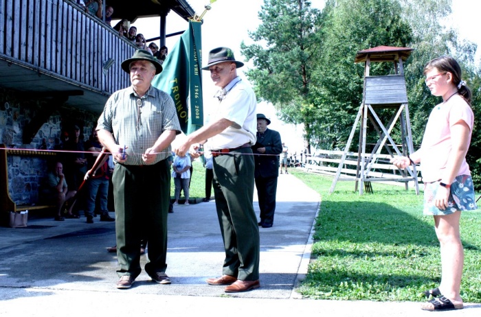 Miro Kuljaj (levo) in Ivan Kralj sta slovesno prerezala trak pred lovskim domom.