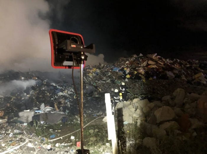 FOTO: Požar na deponiji v Spodnjem Starem Gradu po prvih ocenah brez večjih posledic