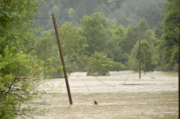 Poplave močno prizadele Osilnico in Kostel; ceste neprehodne, poplavljene hiše, župnišče in šola
