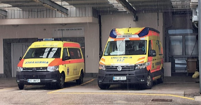 Bolnika je iz Trubarjevega doma upokojencev v celjsko bolnišnico pripeljala ekipa reševalnega vozila ZD Sevnica. (Foto: P. P.)