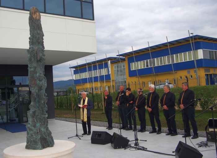 Umetniško delo, skulptura, Draga Teršarja, v ozadju župnik g. Anton Trpin in Šentjernejski oktet.