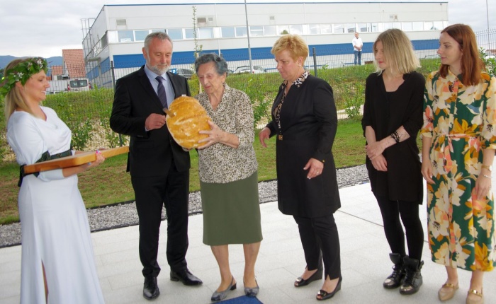 Luzarjeva mama Tončka, ki je nedavno dopolnila 90 let, je za otvoritev prerezala hlebec svojega kruha. Na sliki Luzarjeva družina: žena Lidija in dve hčerki.