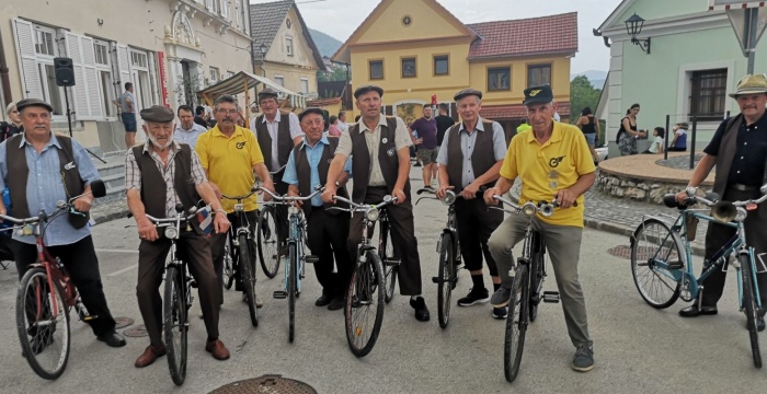 Gribeljski kolesarji, nekateri imajo toliko let kot njihova kolesa, se vedno radi pripeljejo do Semiča (Foto: M. G.)