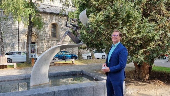 Župan Vladimir Prebilič ob ponovnem odprtju skulpture (Foto: Občina Kočevje)