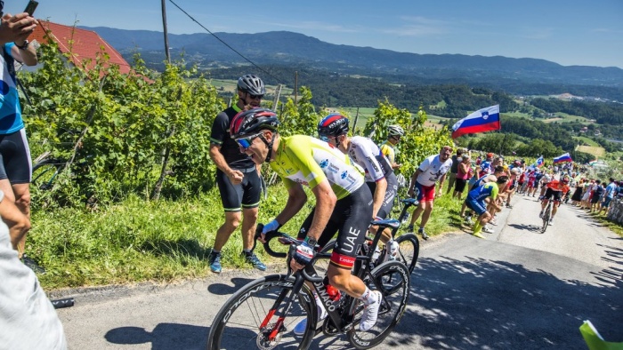 Letošnjo zadnjo etapo, ki se tradicionalno konča na novomeškem Glavnem trgu, je prvič zaznamoval vzpon na Trško goro. (Foto: Tour of Slovenia)