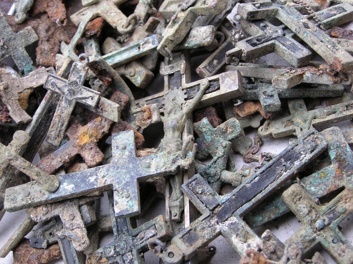 Križci, najdeni leta 2004 v vrtači nad breznom pod Macesnovo gorico (Foto Pavel Jamnik)