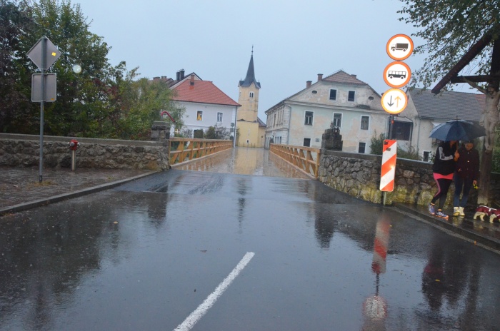 Južni most v Kostanjevici končan, prestal prvi test narasle Krke