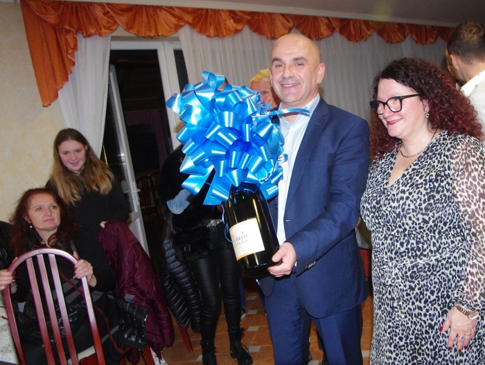  Slavje novega/starega šmarješkega župana Marjana Hribarja. 5-litrski šampanjec sta mu podarila gostinca Pirkovič.