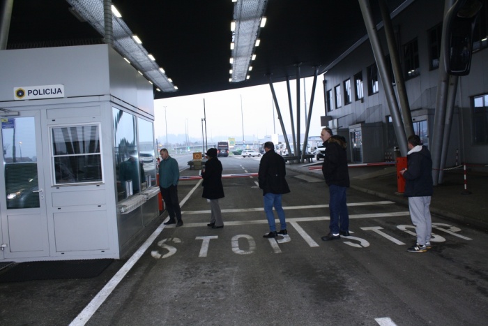Predzadnji letošnji ponedeljek na mejnem prehodu na Obrežju: tako so  postopek na hrvaško-slovenski meji najbrž zadnjič opravili potniki iz  Srbije, odslej bo pot prosta. (Foto: M. L.)