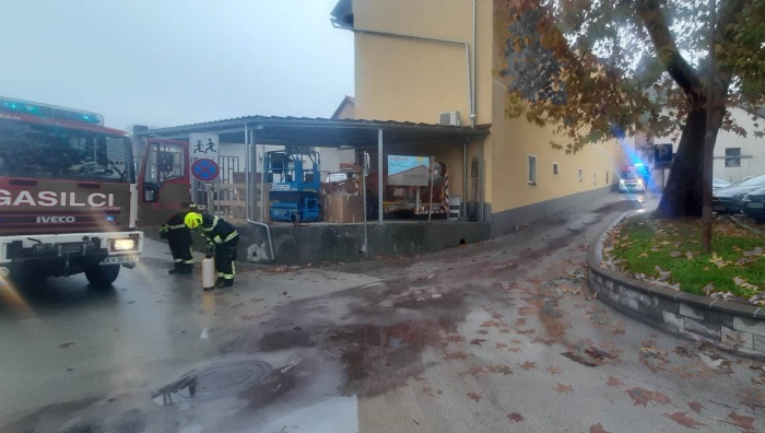 Sevniški gasilci so čistili pogonsko gorivo, razlito po Glavnem trgu. (Fotografiji: PGD Sevnica)