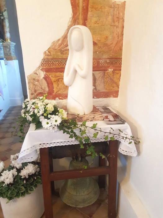 Kip Brezmadežne Marije je Ferkolj izdelal v obliki torza.
