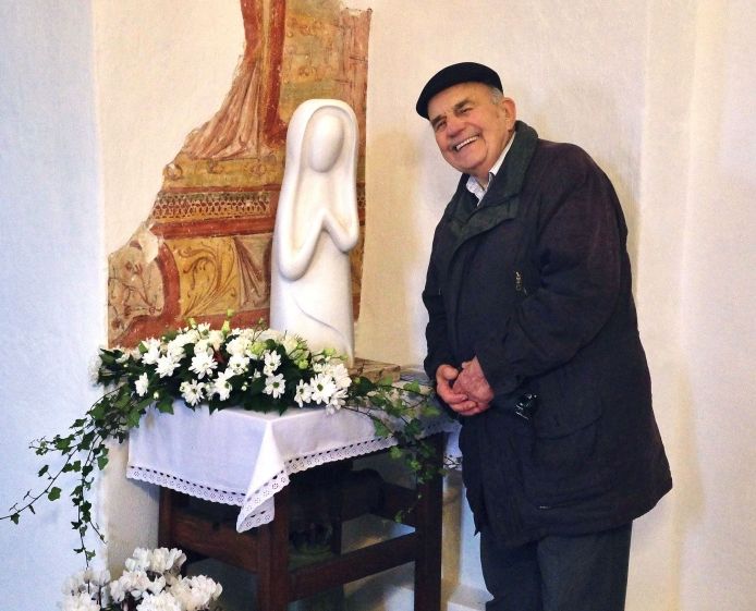 Ivo Ferkolj ob Marijinem kipu v cerkvici sv. Miklavža v Dolenjem Kronovem