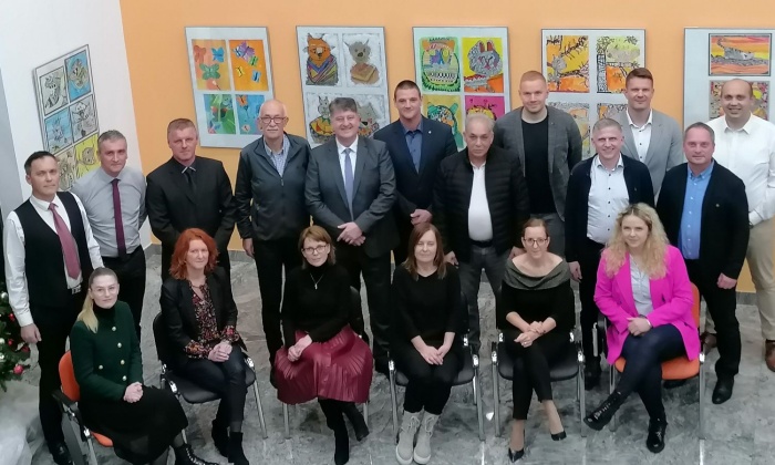 Skupinska slika novega sestava OS občine Šentjernej z županom Jožetom Simončičem. Med 18 svetniki je 13 novih imen, tretjina vseh pa je žensk.