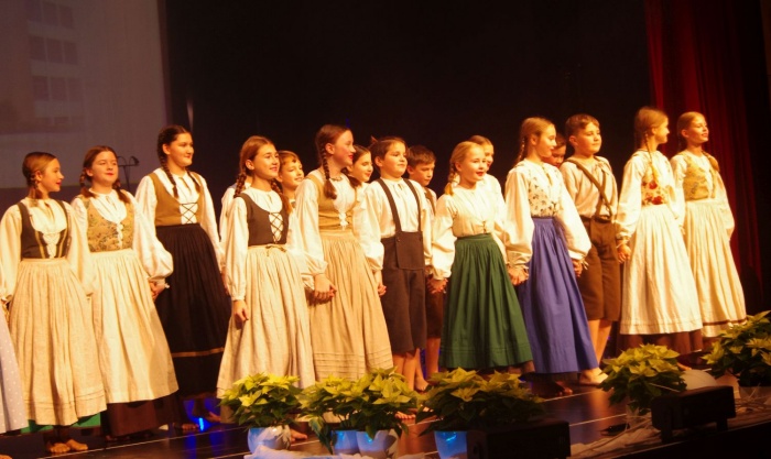 Plesalci otroške folklorne skupine Šentlora