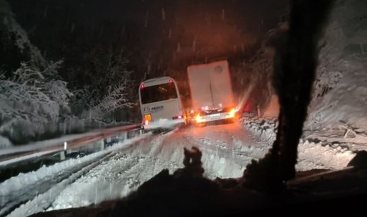 Včerajšnje sneženje je povzročilo velike težave v prometu. Še ves teden bo nemirno ... (Foto: arhiv; FB PKD)