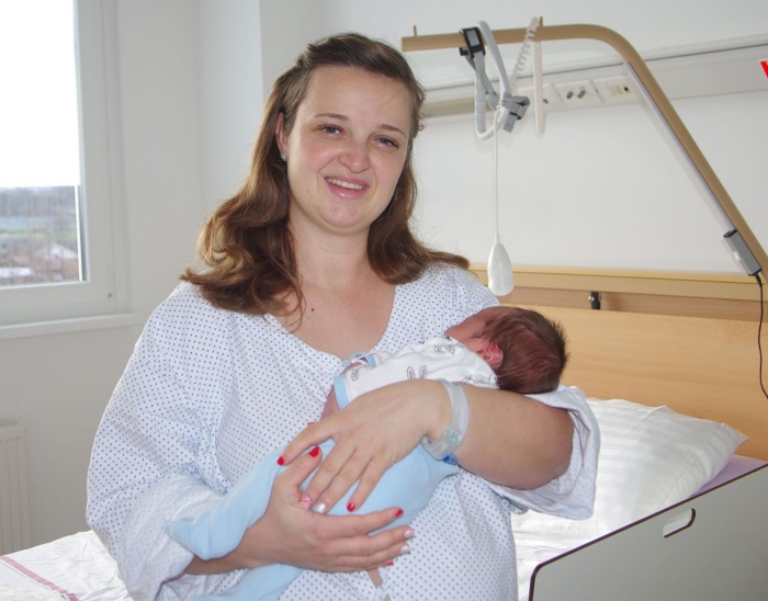 Presrečna mamica tretjerojenca Bena, ki je prvi otrok, rojen v letu 2023 v Sloveniji. Mamica Nastja Košak je ponosna.