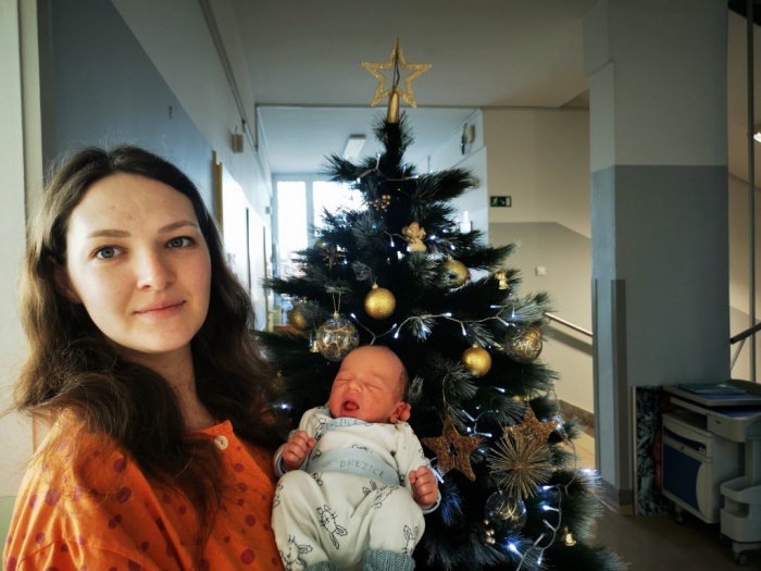 Inaj, ki je v naročju mamice Ines Kvartuh, se je v brežiški porodnišnici rodil prvi v letu 2023. (Foto: Andreja Žertuš)