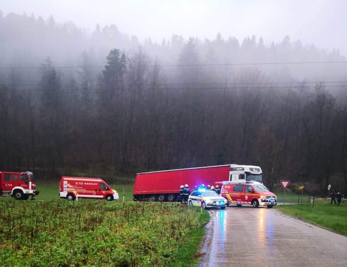 FOTO: Prikolica tovornjaka zdrsnila v jarek