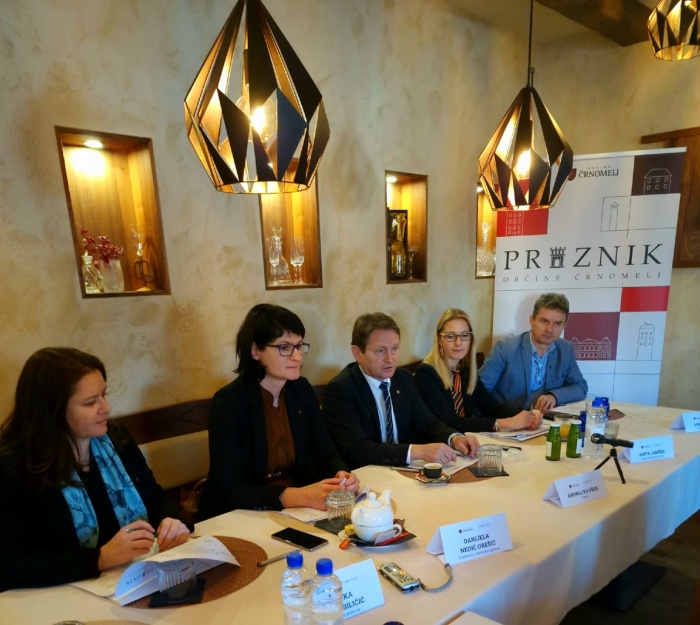 Župan Andrej Kavšek s sodelavci na novinarski konferenci ...