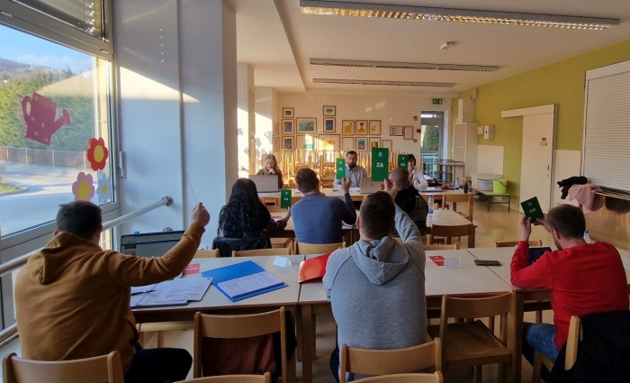 Fotografije včerajšnje seje, ki je potekala v šentrupertski šoli: Lapego