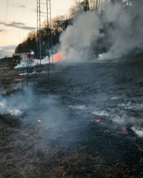 FOTO: Gasilci nad ogenj v naravi in dimniški požar