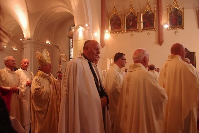 Janko Štampar (na sredini) kot prior križniškega reda pred leti na slovesnosti v novomeški stolnici. (Foto: arhiv DL: L. M.)