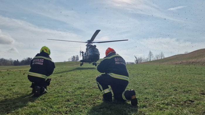 Helikopter je danes obolelega prišel iskat v naselje Mrzla Planina. (Foto: PGD Sevnica)
