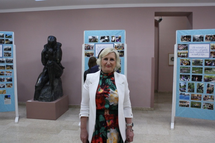 Ravnateljica Osnovne šole Jožeta Gorjupa Kostanjevica na Krki Melita Skušek v šolskem atriju, kjer je fotografska razstava ob jubileju.