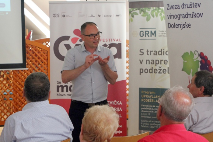 Direktor KGZ Novo mesto Damijan Vrtin je predstavil posodobitev cvička. (Foto: I. Vidmar)