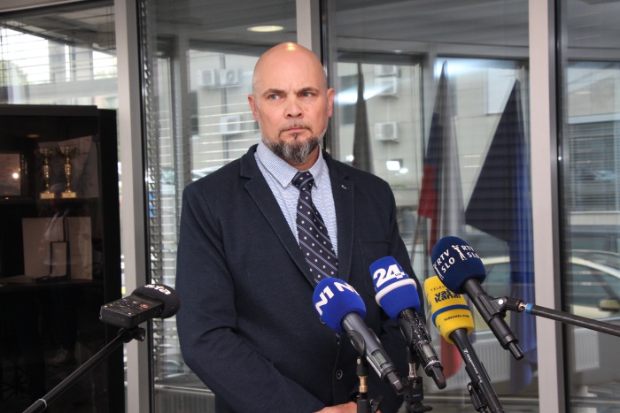Preiskavo je predstavil Matjaž Štern, pomočnik vodje novomeških kriminalistov. (Foto: M. Ž.)