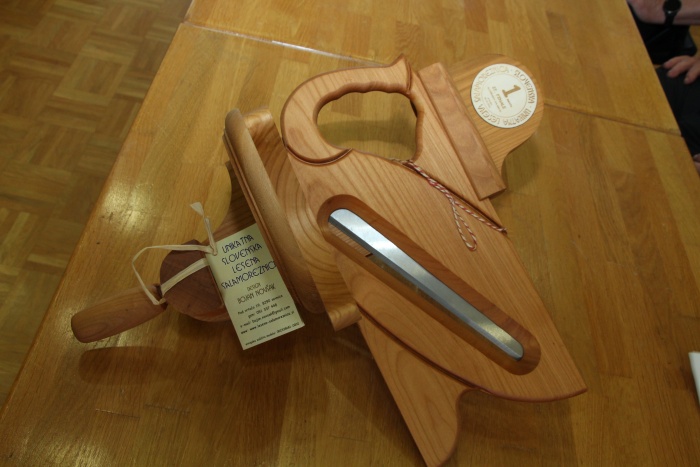 Prvi trije uvrščeni salamarji bodo prejeli slovensko unikatno leseno salamoreznico Bojana Novšaka iz Sevnice.