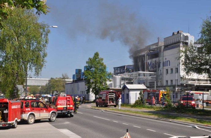 Melamin na dan hude nesreče 12. maja lani. (Foto: arhiv; STA) V siloviti eksploziji, ki ji je sledil  požar, je takrat umrlo sedem delavcev, okoli 25 ljudi je bilo poškodovanih.  Dogodek velja za doslej najhujšo delovno nesrečo v Sloveniji.