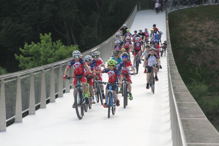 Čast prvim se uradno zapeljati po novem mostu je pripadla mladim kolesarjem. (Foto: I. Vidmar)